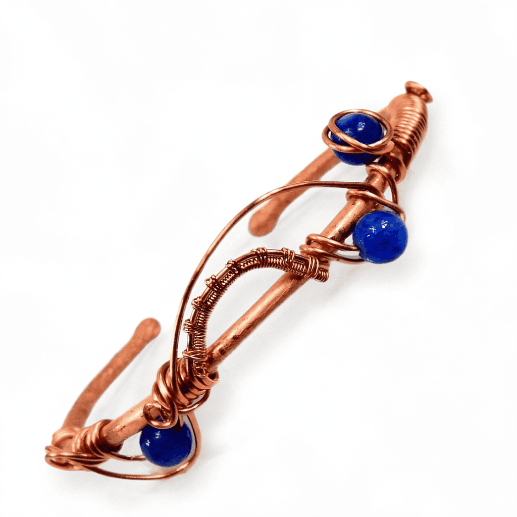 Bracelet jonc artisanal "Mati" en cuivre naturel et perles de cyanite, ouvert et forgé à la main, création unique Le Trésor des Korriganes.
