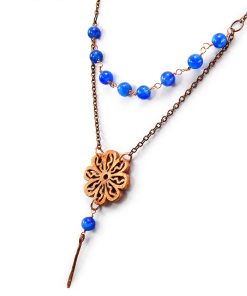 Collier artisanal Le Trésor des Korriganes en cuivre avec une fleur électroformée et des perles de cyanite naturelle
