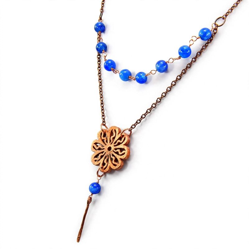 Collier artisanal Le Trésor des Korriganes en cuivre avec une fleur électroformée et des perles de cyanite naturelle