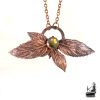 Pendentif artisanal unique Le Trésor des Korriganes en labradorite et véritable feuille de menthe électroformée sur cuivre.