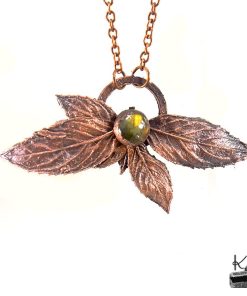 Pendentif artisanal unique Le Trésor des Korriganes en labradorite et véritable feuille de menthe électroformée sur cuivre.