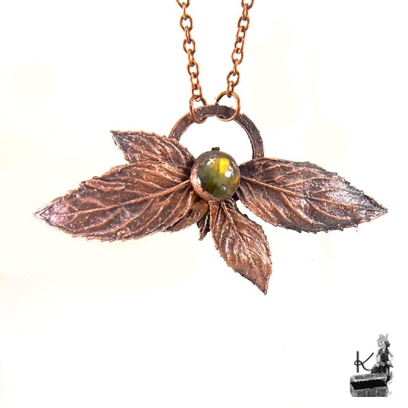 Pendentif artisanal unique Le Trésor des Korriganes en labradorite et véritable feuille de menthe électroformée sur cuivre.