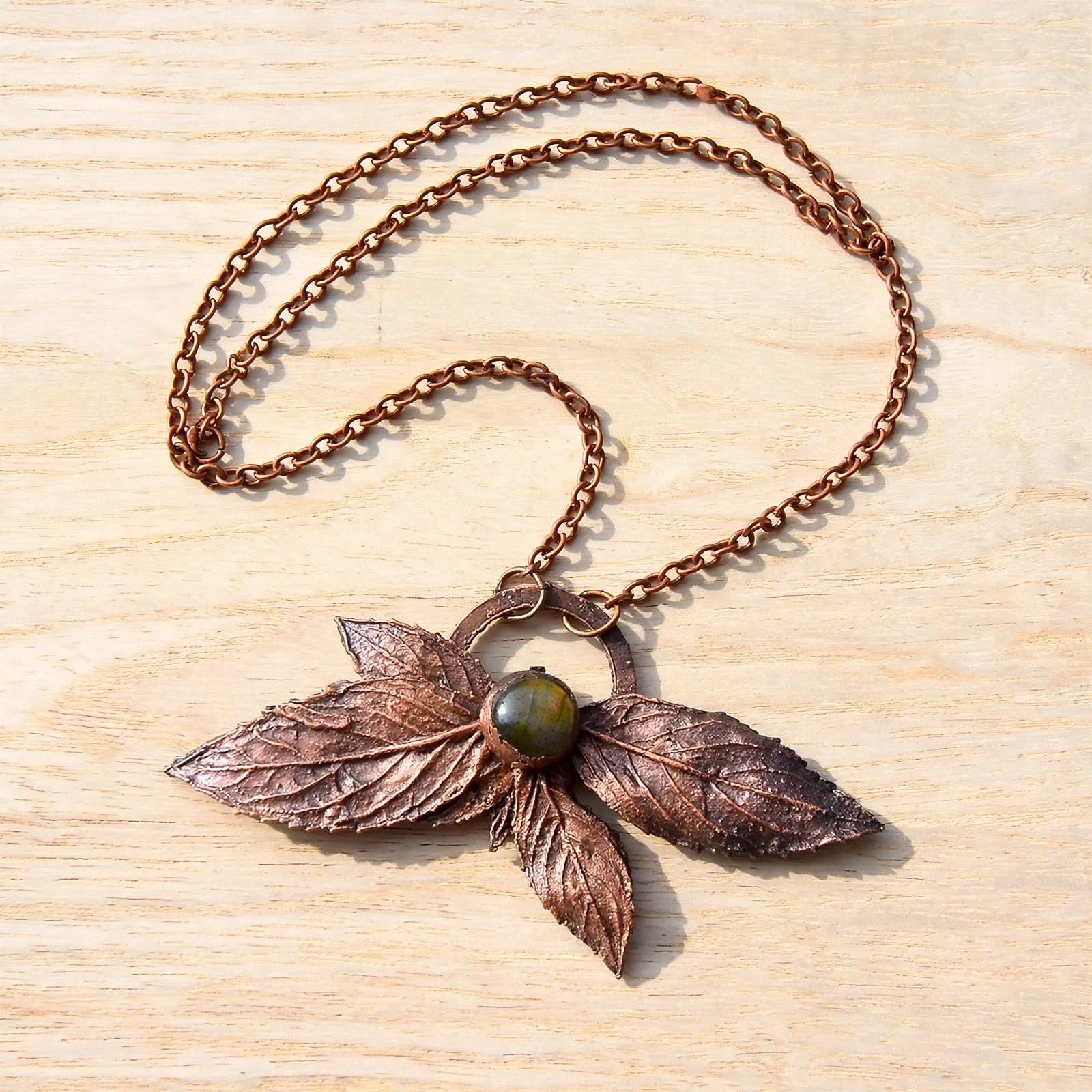 Collier Eliantha - feuilles electroformé avec labradorite – Image 4