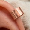 Ear cuff "Bréhan" en cuivre naturel brossé, tour d'oreille sans perçage d'inspiration viking, création artisanale Le Trésor des Korriganes.