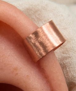 Ear cuff "Bréhan" en cuivre naturel brossé, tour d'oreille sans perçage d'inspiration viking, création artisanale Le Trésor des Korriganes.