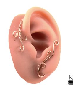 Paire d'ear cuffs elfiques en cuivre pur tissé sans perçage, sculptés en volutes par Le Trésor des Korriganes.
