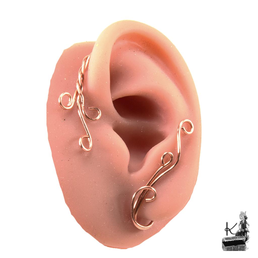 Paire d'ear cuffs elfiques en cuivre pur tissé sans perçage, sculptés en volutes par Le Trésor des Korriganes.