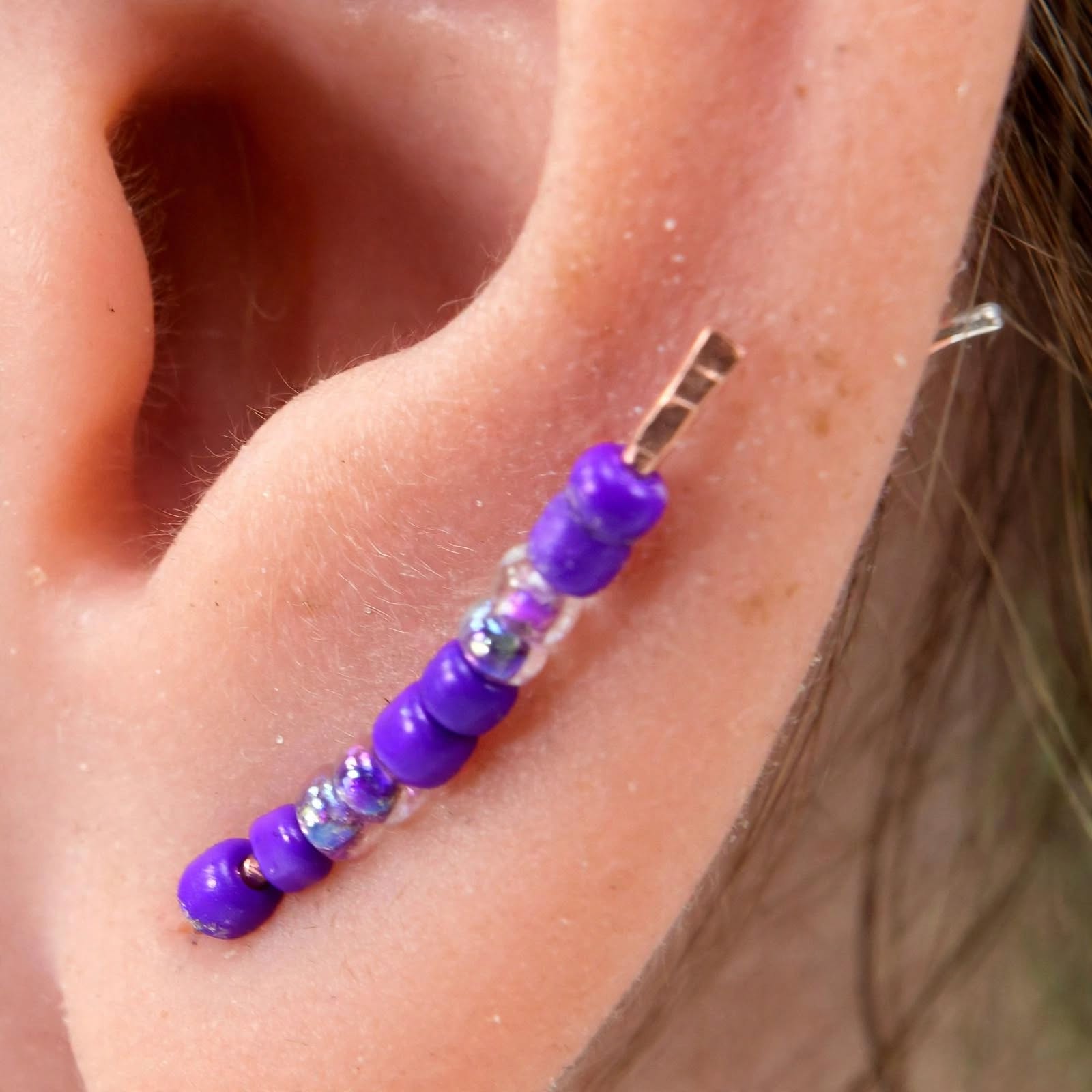 Boucle d'oreille grimpante ear cuff artisanale Elian en cuivre naturel et perles rocailles en verre de la boutique Le Trésor des Korriganes.