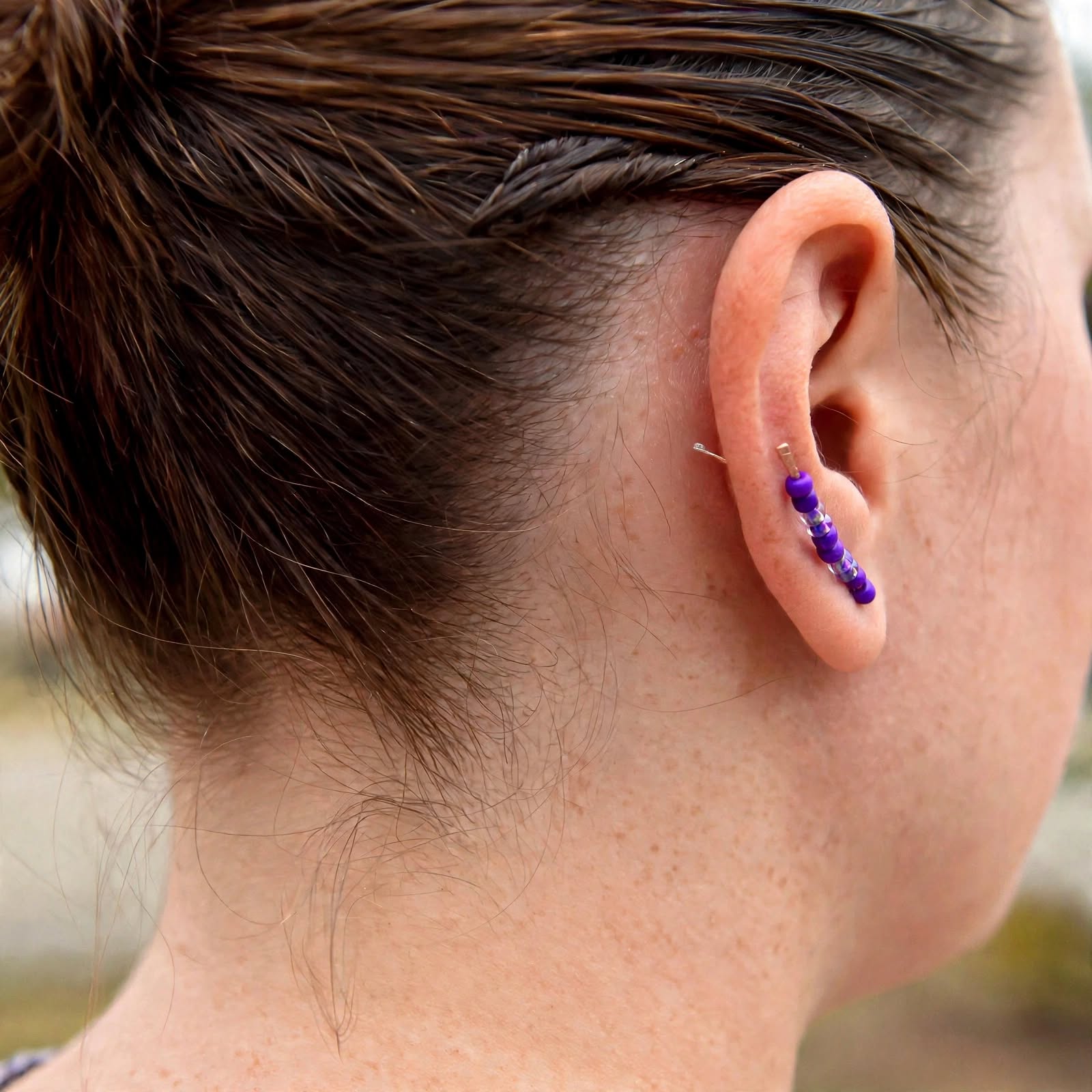 Boucle d'oreille grimpante Elian - cuivre et perles en verre – Image 5
