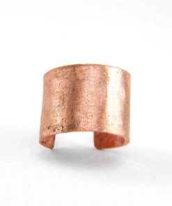 Ear cuff Migina de la boutique Le Trésor des Korriganes, tour d'oreille sans perçage en cuivre naturel texturé façonné à la main.