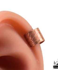 Ear cuff Rhun : tour d'oreille sans perçage en cuivre texturé façonné à la main par Le Trésor des Korriganes.