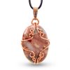 Pendentif artisanal Aourenn en cuivre wire wrapped et cabochon de brèche de chert aux motifs uniques.