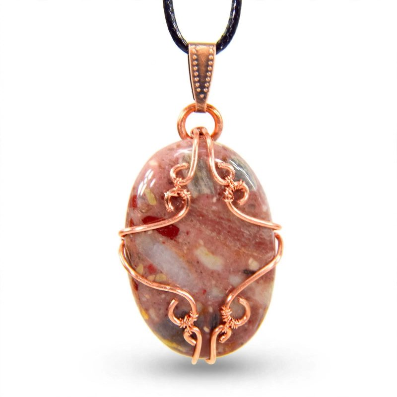 Pendentif artisanal Aourenn en cuivre wire wrapped et cabochon de brèche de chert aux motifs uniques.