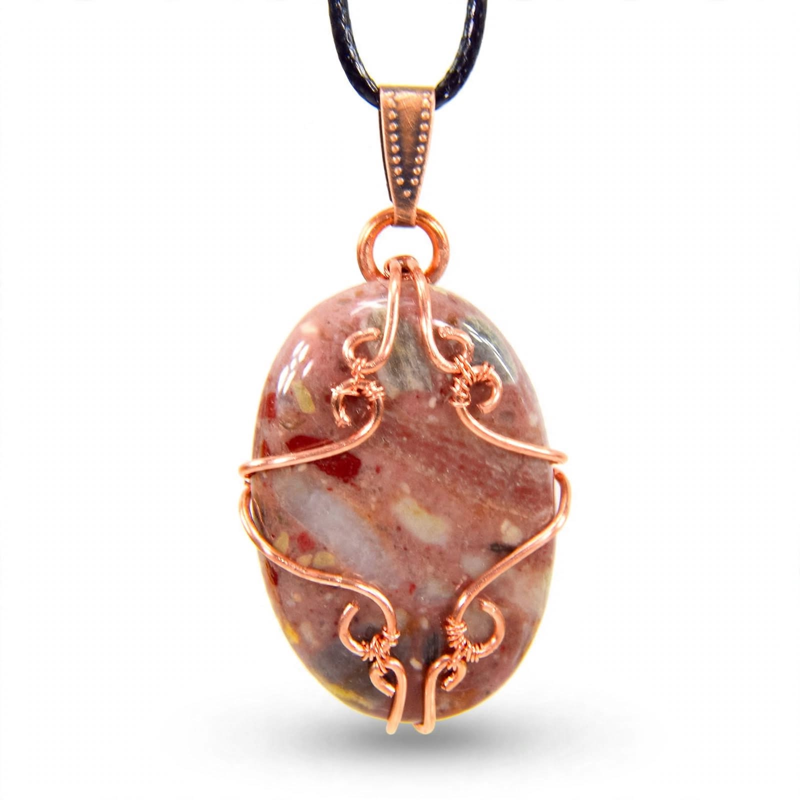 Pendentif artisanal Aourenn en cuivre wire wrapped et cabochon de brèche de chert aux motifs uniques.