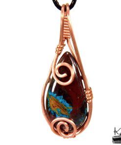 Pendentif artisanal Azelia en chrysocolle et cuprite naturelle enveloppé de fil de cuivre tressé.