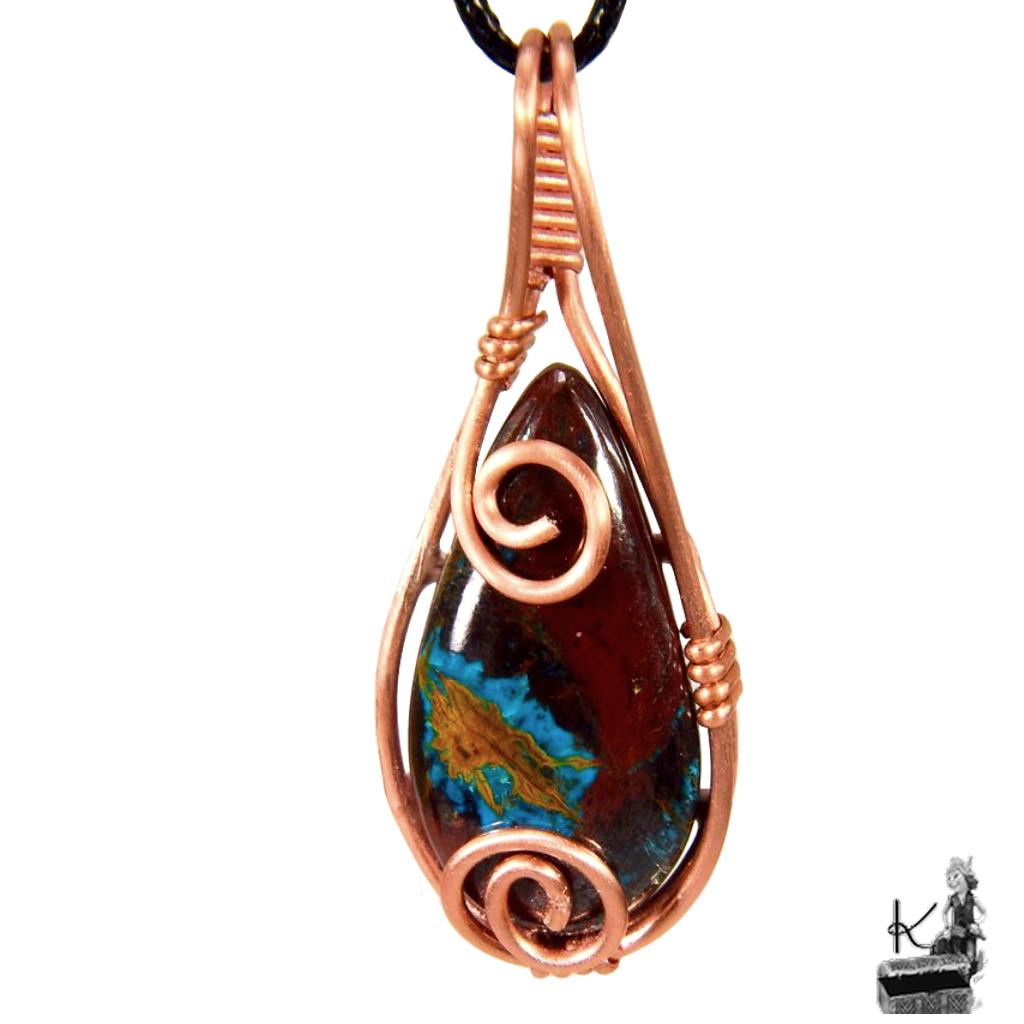 Pendentif artisanal Azelia en chrysocolle et cuprite naturelle enveloppé de fil de cuivre tressé.