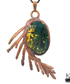Pendentif artisanal unique Kirio en agate mousse naturelle, bois de thuya et cuivre électroformé de la boutique Le Trésor des Korriganes.