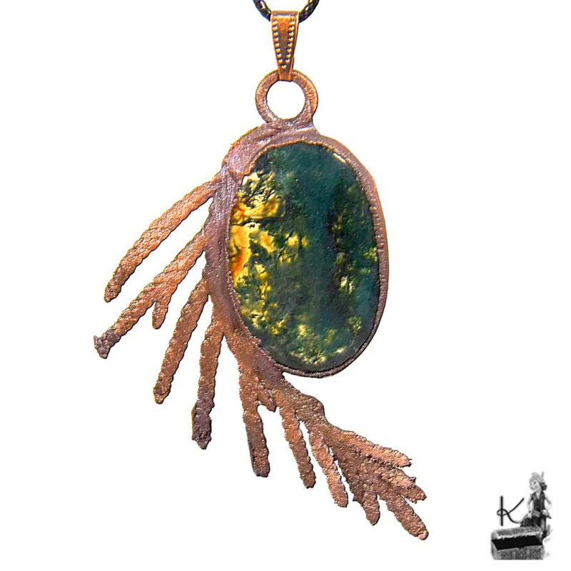 Pendentif artisanal unique Kirio en agate mousse naturelle, bois de thuya et cuivre électroformé de la boutique Le Trésor des Korriganes.