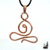 Pendentif artisanal Yogi en cuivre naturel sculpté, amulette de protection et d'équilibre.