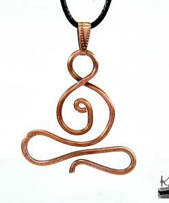 Pendentif artisanal Yogi en cuivre naturel sculpté, amulette de protection et d'équilibre.