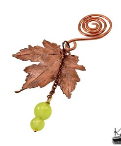 Poids pour sachet de thé artisanal Ketty de 8 cm en fil de cuivre avec feuille d'érable et perles de péridot pour un rituel bien-être.