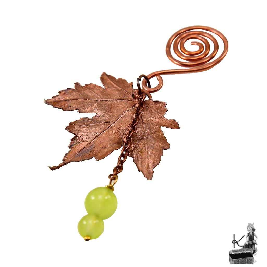 Poids pour sachet de thé artisanal Ketty de 8 cm en fil de cuivre avec feuille d'érable et perles de péridot pour un rituel bien-être.