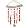 Attrape-soleil Macsen artisanal en bois flotté naturel avec perles colorées et prisme en cristal diffusant des arcs-en-ciel.