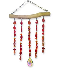 Attrape-soleil Macsen artisanal en bois flotté naturel avec perles colorées et prisme en cristal diffusant des arcs-en-ciel.