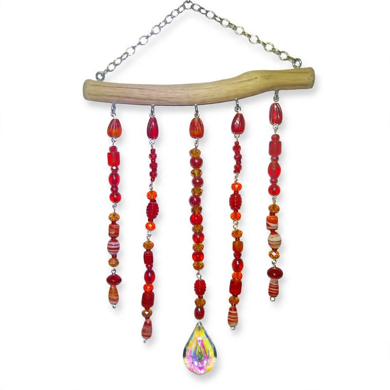 Attrape-soleil Macsen artisanal en bois flotté naturel avec perles colorées et prisme en cristal diffusant des arcs-en-ciel.