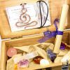 Trésor Box Chakras de la boutique Le Trésor des Korriganes : coffret de cristaux naturels, pierres roulées, sélénite, amas d'améthyste et pendentif Yogi en cuivre.