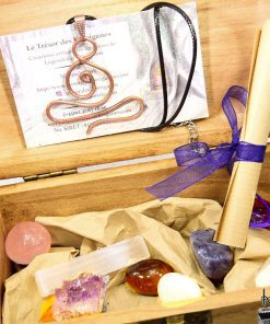 Trésor Box Chakras de la boutique Le Trésor des Korriganes : coffret de cristaux naturels, pierres roulées, sélénite, amas d'améthyste et pendentif Yogi en cuivre.