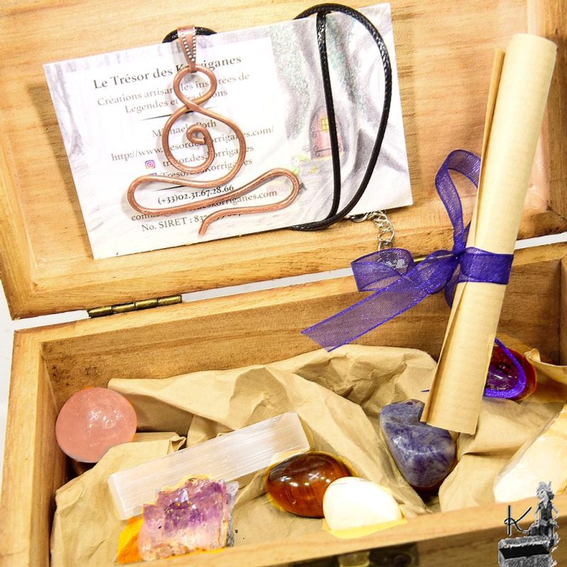 Trésor Box Chakras de la boutique Le Trésor des Korriganes : coffret de cristaux naturels, pierres roulées, sélénite, amas d'améthyste et pendentif Yogi en cuivre.