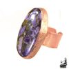 Bague ajustable Murasaki en cuivre naturel et cabochon de charoite spiny copper, pièce unique faite main par Le Trésor des Korriganes.