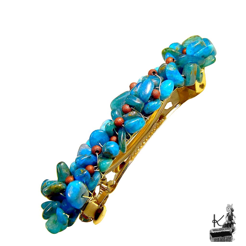 Barrette de cheveux artisanale Ondine ornée de perles rocailles en opale bleue naturelle, fabriquée à la main par Le Trésor des Korriganes.