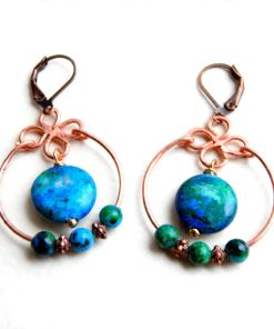 Boucles d'oreilles artisanales Anaé en cuivre fait main et pierres d'azurite chrysocolle bleu-vert.