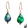 Boucles d'oreilles artisanales Mélusine en cuivre naturel ornées de pierres d'azurite chrysocolle bleu-vert.