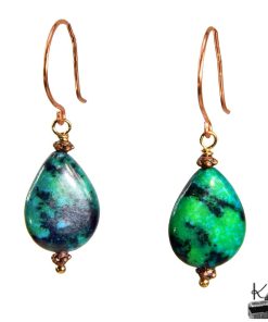 Boucles d'oreilles artisanales Mélusine en cuivre naturel ornées de pierres d'azurite chrysocolle bleu-vert.