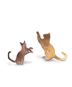 Boucles d'oreilles puces artisanales Filou en cuivre naturel sculpté en forme de chat.