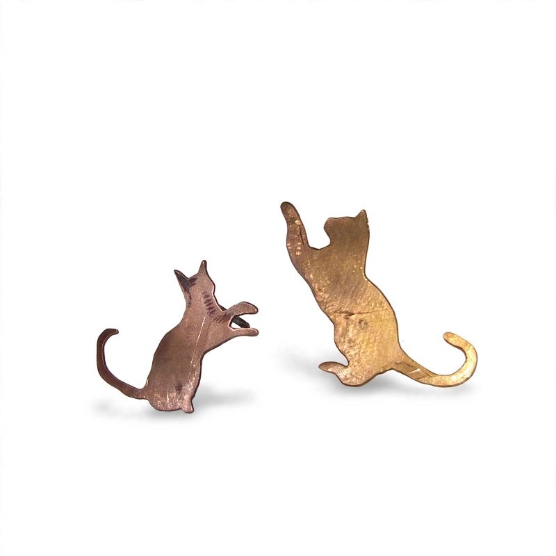 Boucles d'oreilles puces artisanales Filou en cuivre naturel sculpté en forme de chat.