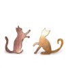 Boucles d'oreilles puces artisanales Filou & Malice en cuivre naturel sculpté en forme de duo de chats.