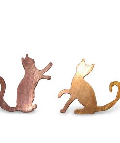 Boucles d'oreilles puces artisanales Filou & Malice en cuivre naturel sculpté en forme de duo de chats.