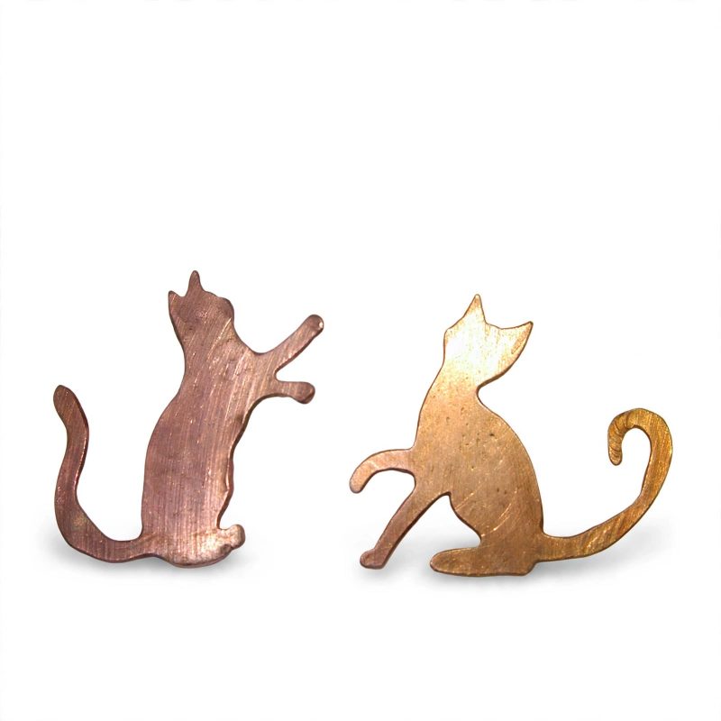 Boucles d'oreilles puces artisanales Filou & Malice en cuivre naturel sculpté en forme de duo de chats.