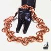 Bracelet en maille chaînée Eimear en cuivre naturel entièrement fait main, présenté sur fond blanc.
