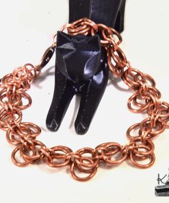 Bracelet en maille chaînée Eimear en cuivre naturel entièrement fait main, présenté sur fond blanc.