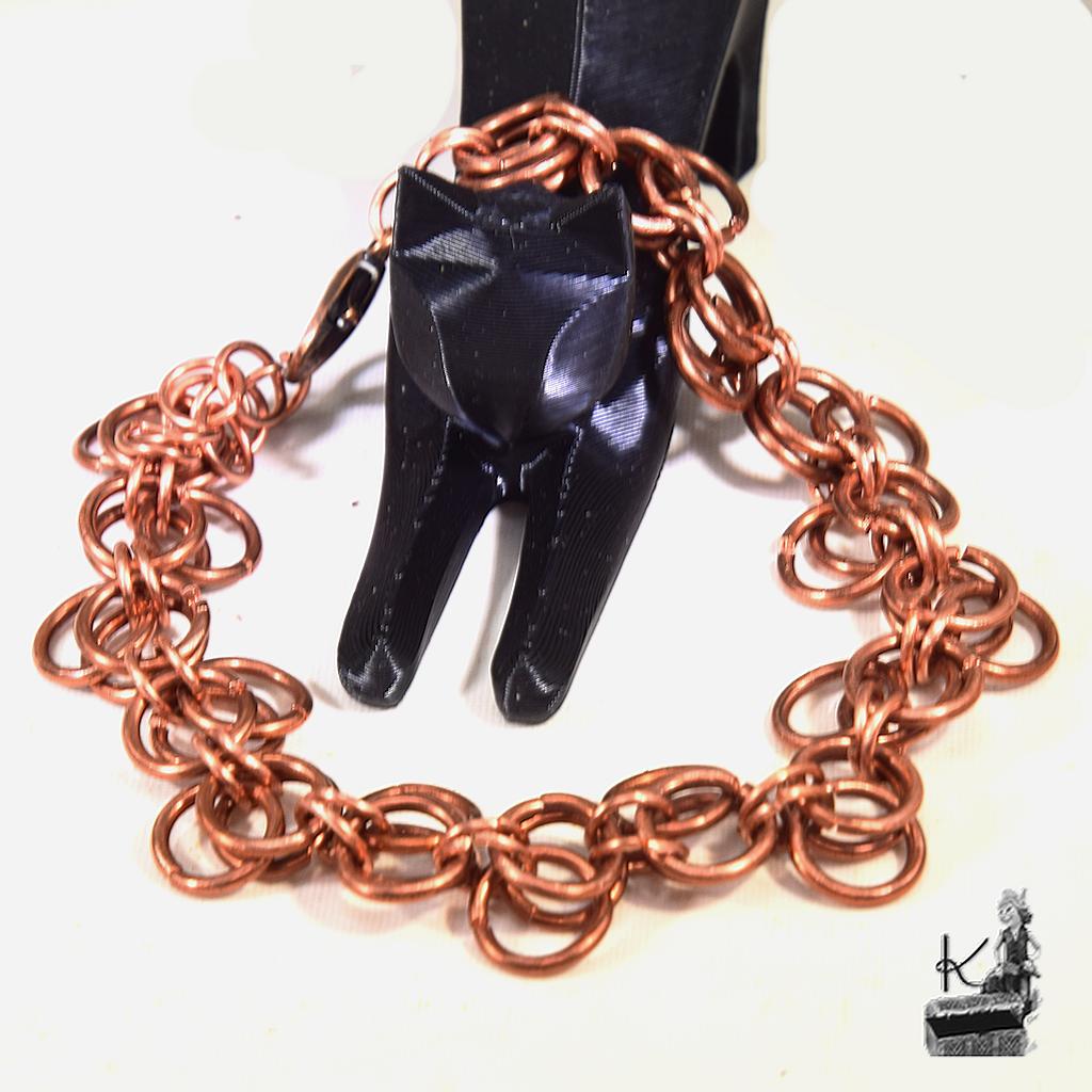 Bracelet en maille chaînée Eimear en cuivre naturel entièrement fait main, présenté sur fond blanc.