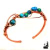 Bracelet jonc artisanal Elya en cuivre naturel fait main orné de perles en azurite chrysocolle.