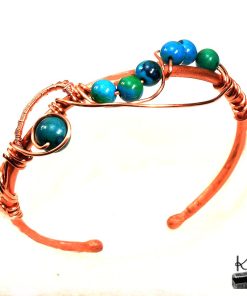 Bracelet jonc artisanal Elya en cuivre naturel fait main orné de perles en azurite chrysocolle.