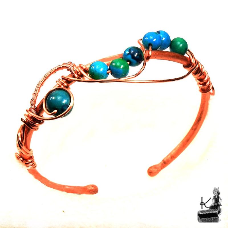 Bracelet jonc artisanal Elya en cuivre naturel fait main orné de perles en azurite chrysocolle.