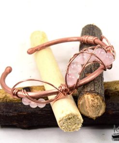 Bracelet jonc artisanal Liora en cuivre naturel forgé texturé et pierre de quartz rose