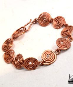 Bracelet artisanal Spiralae en cuivre naturel façonné à la main avec motifs de spirales.